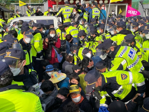 성주 사드기지서 반대단체 회원·주민 경찰과 충돌