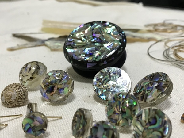 ▲오로라 스마트톡(그립톡), 귀걸이(출처 : 체스카)