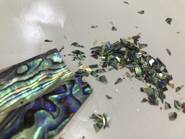 작품제작 과정 중 상사칼로 조각낸 자개(출처 : 체스카)