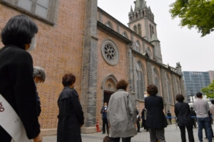 “그는 기억하고 싶은 성직자”… 老수녀도 불자도 추모행렬