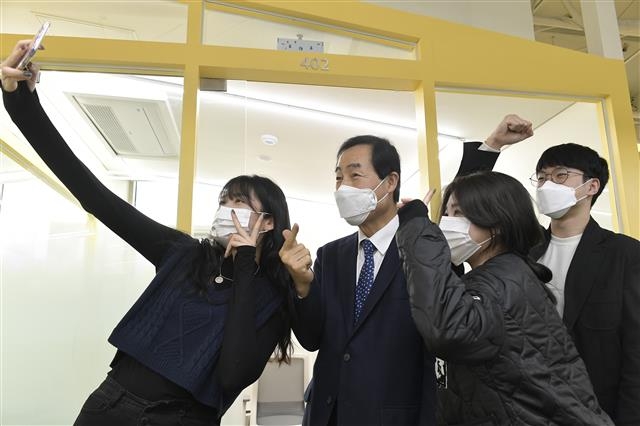 문석진(왼쪽 두 번째) 서울 서대문구청장이 최근 연세대 캠퍼스타운 창업지원시설인 ‘에스큐브’에서 청년 창업가들과 함께 사진을 찍고 있다. 서대문구 제공