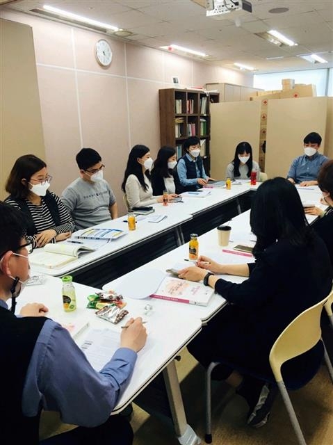 서울 성북구 생활보장과 소속 공무원 20여명이 만든 공부 모임 ‘한마음 스터디 연구단’이 모여 현장 사례에 대해 논의하고 있다. 성북구 제공