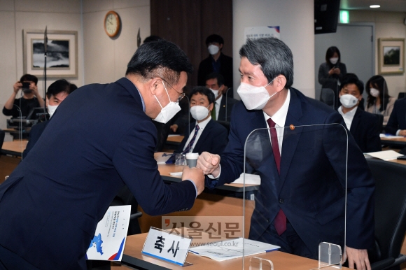 윤호중 더불어민주당 비대위원장(왼쪽)이 28일 서울 영등포구 국회대로 산림비전센터에서 열린 ‘인도적 대북 식량?비료 지원 어떻게 할 것인가?’ 세미나에 참석해 이인영 통일부장관과 인사하고 있다. 2021. 4. 28 김명국 선임기자 daunso@seoul.co.kr