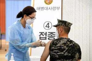 국방부 “영내 방역지침 일부 완화 검토...집단면역실험 사실 아냐”