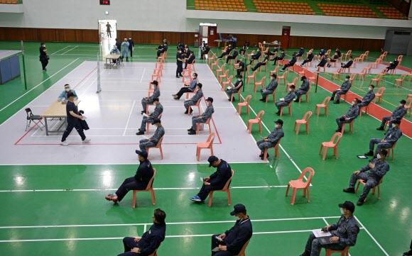 백신 접종 마친 해군 장병