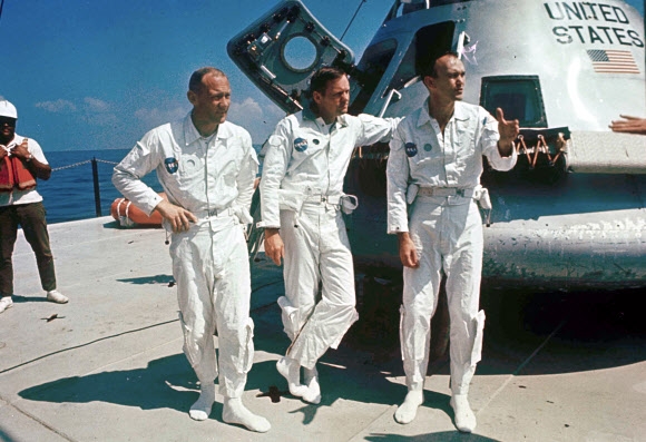 인류 최초의 달 탐사선 아폴로 11호의 사령선을 조종하며 두 동료의 착륙 임무를 도왔던 마이클 콜린스(오른쪽)가 28일(이하 현지시간) 90세를 일기로 눈을 감았는데 1968년 달 착륙 임무를 마치고 돌아왔을 때의 버즈 올드린(왼쪽), 닐 암스트롱과 함께 아폴로 11호 옆에서 포즈를 취하고 있다. 암스트롱도 지난 2012년 세상을 떠 이제 아폴로 11호 우주인으로는 올드린만 남았다. AP 자료사진 연합뉴스 