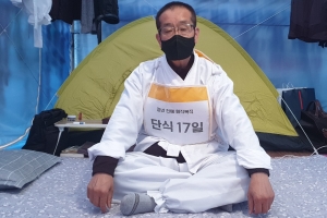 거리에서 정년 맞은 아시아나케이오 해고노동자 김정남씨