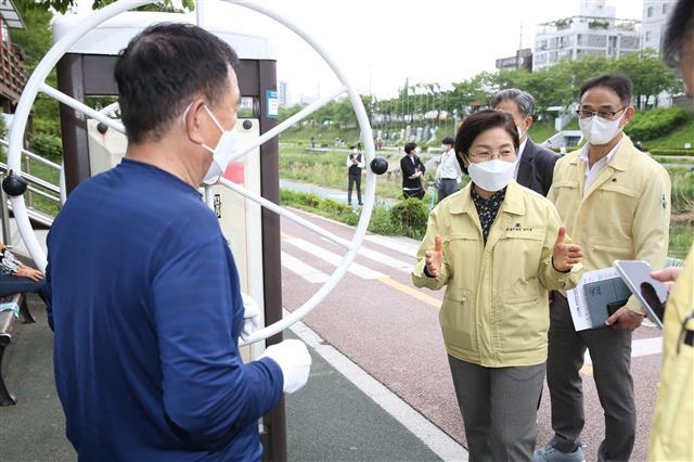 김미경(왼쪽 두번째) 서울 은평구청장이 지난 22일 응암동 불광천변 산책로에서 주민과 대화하고 있다. 은평구 제공