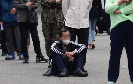 [한 컷 세상] 지친 기다림