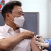 문 대통령 AZ 백신 2차 접종…간호사 “마음고생 있었다”(종합)