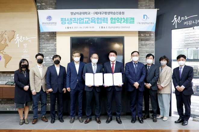 사진2_협약을 마치고 참석자들이 기념촬영을 하고 있다.jpg