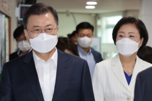 [포토인사이트] 코로나 19 백신 2차 접종 하는 문재인 대통령 내외