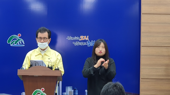 코로나19 브리핑을 하고 있는 이시종 충북지사. 충북도 제공