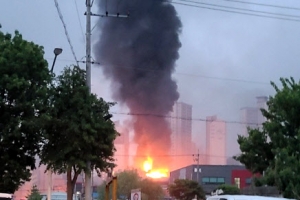 [포토] 치솟는 검은 연기… 대전 한전 변전소 화재