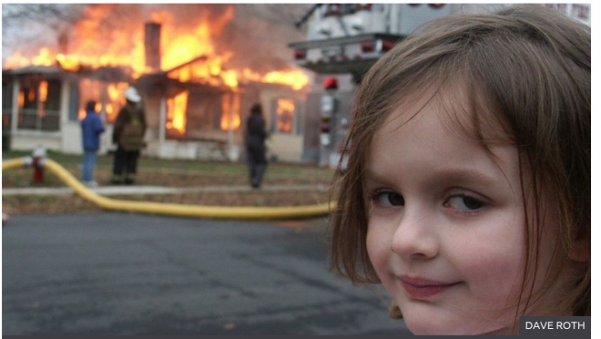 지난 2005년 불 난 이웃집을 구경하다 기묘한 미소를 흘리는 미국 노스캐롤라이나주의 네 살 소녀 조이 로스. 사람들은 이 사진에 열광해 다양한 밈(meme)에 활용했다. 데이브 로스 제공 