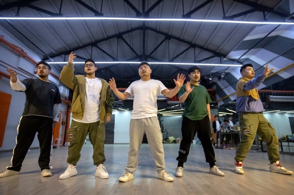 중국의 뚱뚱한 아이돌 그룹 프로듀스 판다. 왼쪽부터 딩, 허스키, 오터, 카스, 미스터17.
