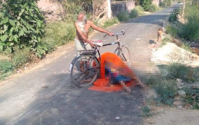 인도의 한 노인이 코로나19로 사망한 아내의 시신을 자전거로 옮기다 힘에 부쳐 떨어뜨리고 말았다.  트위터 @manishtv9