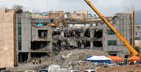지난달 30일 재개발 장위10구역에서 철거하던 건물이 무너져 50대 노동자 1명이 지하에 매몰됐다. 2021.5.1 <br>연합뉴스