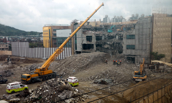 지난달 30일 재개발 장위10구역에서 철거하던 건물이 무너져 50대 노동자 1명이 지하에 매몰됐다. 2021.5.1 <br>연합뉴스