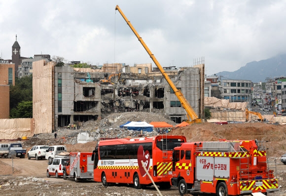 지난달 30일 재개발 장위10구역에서 철거하던 건물이 무너져 50대 노동자 1명이 지하에 매몰됐다. 2021.5.1  연합뉴스