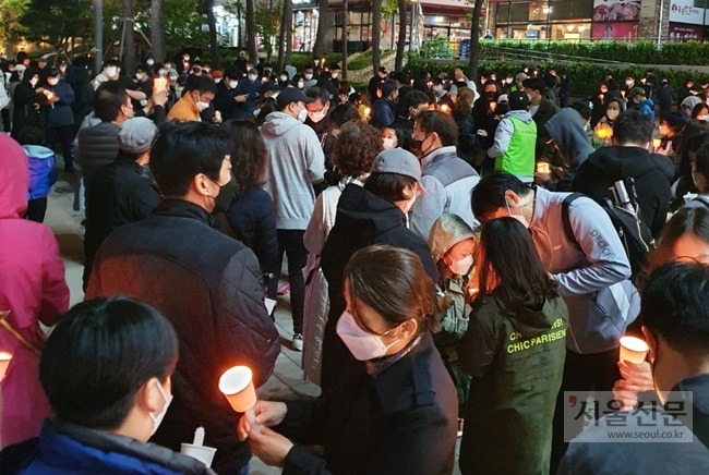 김포시 장기동의 라베니체 수변에서 지난 1일 오후 8시부터 촛불시위가 벌어져 밤 10시까지 이어졌다. 시민 제공