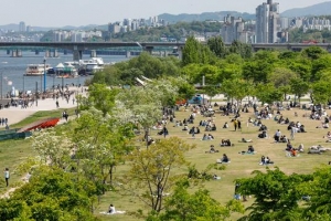 정부 “가정의 달에도 5인 모임 금지” 전남 “오늘부터 6명 모여도 됩니다”