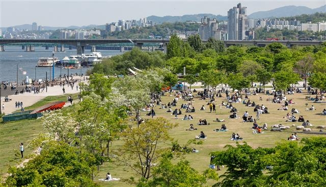 2일 오후 서울 여의도 한강공원에서 시민들이 봄나들이를 하고 있다. 정부는 오는 3일부터 현행 사회적 거리두기 단계(수도권 2단계, 비수도권 1.5단계)를 23일까지 3주간 연장한다. 직계가족을 제외한 5인이상 사적모임 금지도 그대로 적용한다. 2021.5.2 뉴스1