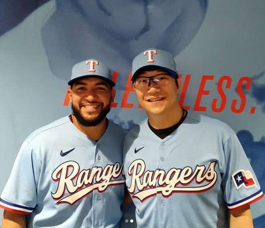텍사스 레인저스 양현종(오른쪽)이 3일 자신의 소셜미디어를 통해 포수 호세 트레비노와 찍은 사진을 공개했다. 양현종은 “트레비노 처럼 좋은 선수를 만나 매우 행복하다”고 밝혔다. 2021.5.3 양현종 인스타그램 캡처