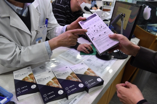 [서울포토] 판매 시작한 코로나19 자가검사키트