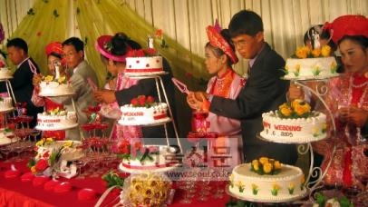 경북 예천지역 농촌 총각들이 베트남 여성들과 현지에서 합동 결혼식을 갖고 있다. 서울신문DB