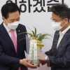 [서울포토] 문 대통령 축하난 전달받는 김기현 권한대행