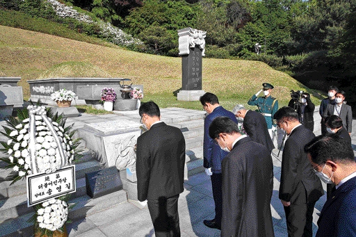 송영길 더불어민주당 신임 대표가 3일 윤호중 원내대표, 신임 최고위원들과 함께 서울 동작구 국립서울현충원을 찾아 박정희 전 대통령 묘역을 참배하고 있다. 국회사진기자단