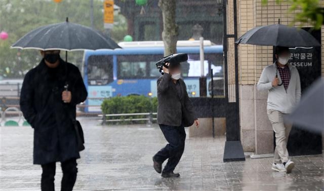 비가 내린 4일 오전 서울 청계천에서 우산을 쓴 시민들이 출근길 발걸음을 재촉하고 있다. 2021.5.4 뉴스1