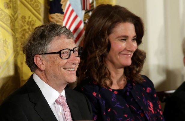 마이크로소프트(MS) 창업자 빌 게이츠와 그의 부인 멀린다 게이츠가 27년 만에 이혼하기로 했다. 사진은 빌 게이츠 부부가 2016년 11월 미국 워싱턴 백악관에서 열린 대통령 자유 메달 기념식에 참석한 모습. 워싱턴 AFP 연합뉴스