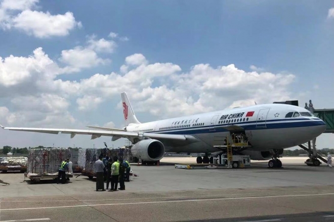 중국이 지원한 코로나19 백신 50만 회분을 싣고 미얀마 양곤 공항에 도착한 에어차이나 항공기.  미얀마 주재 중국 대사관 페이스북