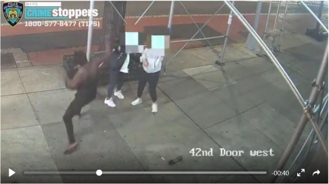 미국 경찰이 공개한 폐쇄회로 카메라 영상에 흑인 용의자 여성이 피해자의 머리를 망치로 때리는 장면이 담겼다. 트위터 캡처