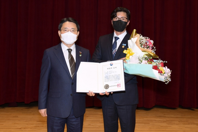 권오봉 여수시장이 맨몸으로 바다에 뛰어들어 침몰하는 차량에서 2명을 구조한 김진운 씨에게 의상자 증서(9등급)와 보상금을 전달했다. 