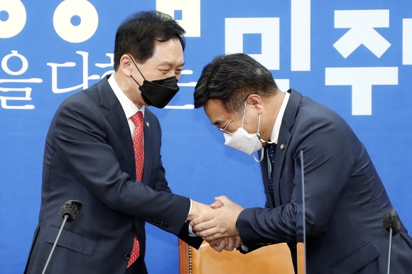 국민의힘 김기현(왼쪽) 대표 권한대행 겸 원내대표가 4일 서울 여의도 국회에서 더불어민주당 윤호중 원내대표를 예방해 인사하고 있다. 정연호 기자 tpgod@seoul.co.kr