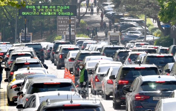 어린이 날을 맞은 5일 경기도 과천시 서울대공원 입구에서 주차장에 진입하려는 나들이객 차량들로 정체현상이 빚어지고 있다. 2021.5.5 박지환기자 popocar@seoul.co.kr