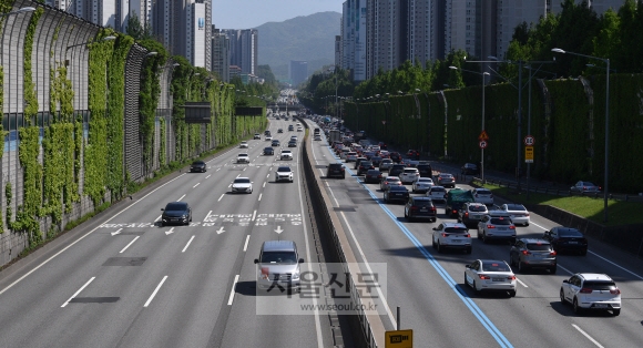 노형욱 국토교통부 장관 후보자는 경부고속도로 동탄∼강남 구간을 입체적으로 확장하는 방안을 검토하고 있다 밝힌 가운데 5일 서울 경부고속도로에서 차량들이 주행을 하고 있다. 2021.5.5 박지환기자 popocar@seoul.co.kr