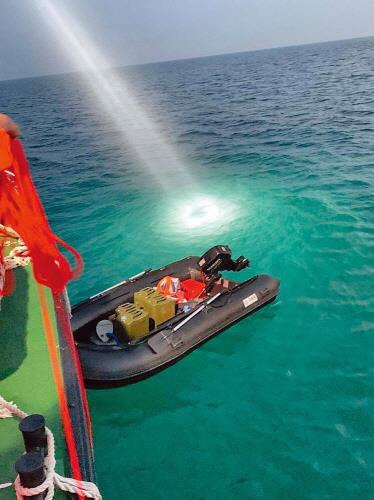 11시간 동안 바다를 표류한 끝에 지난달 30일 대만에 도착해 귀순 의사를 밝힌 중국인 저우시안이 타고 온 고무보트. 연합뉴스