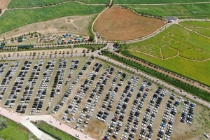 나들이객 몰려 주차장은 만차