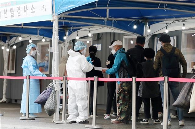 신종 코로나바이러스 감염증(코로나19) 확산세가 지속되고 있는 4일 오후 서울 중구 서울역광장에 마련된 신종 코로나바이러스 감염증(코로나19) 임시선별진료소에서 시민들이 검사를 받기 위해 줄을 서 있다. 2021.4.30 뉴스1