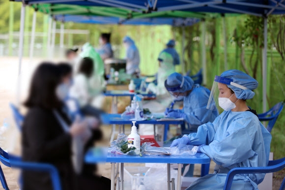 ‘집단감염’ 광주 성덕고에 차려진 임시 선별진료소