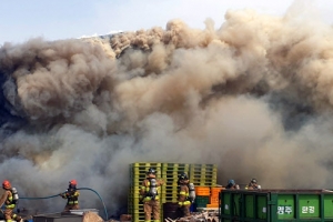 [포토] 연기에 휩싸인 강릉 먹태공장 화재 현장