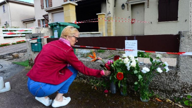 한 여성이 남편에게 총격 뒤 불태워진 피해자의 집 앞에 꽃을 놓고 있다. CNN 홈페이지 캡처. 2021-05-07