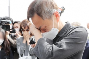 고 손정민씨 대신해 아버지에 카네이션 전달한 시민들