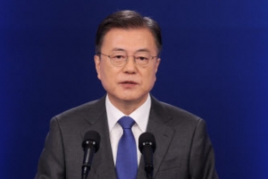 문 대통령, 대북전단에 “엄정 법 집행”...대북정책은 “北 호응 기대”