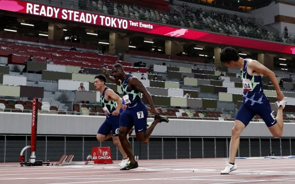 일년 연기된 2020 도쿄올림픽 개막을 두 달 보름 정도 남긴 9일 도쿄 신주쿠 국립경기장에서 펼쳐진 육상 테스트 이벤트 남자 100m에 출전한 저스틴 게이틀린(미국)이 맨먼저 결승선을 통과하고 있다. 도쿄 로이터 연합뉴스 