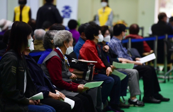 65∼69세 백신 접종 사전예약이 시작된 10일 서울 노원구민체육센터에서 시민들이 백신을 접종받기 위해 대기하고 있다. 2021. 5. 10 박윤슬 기자 seul@seoul.co.kr